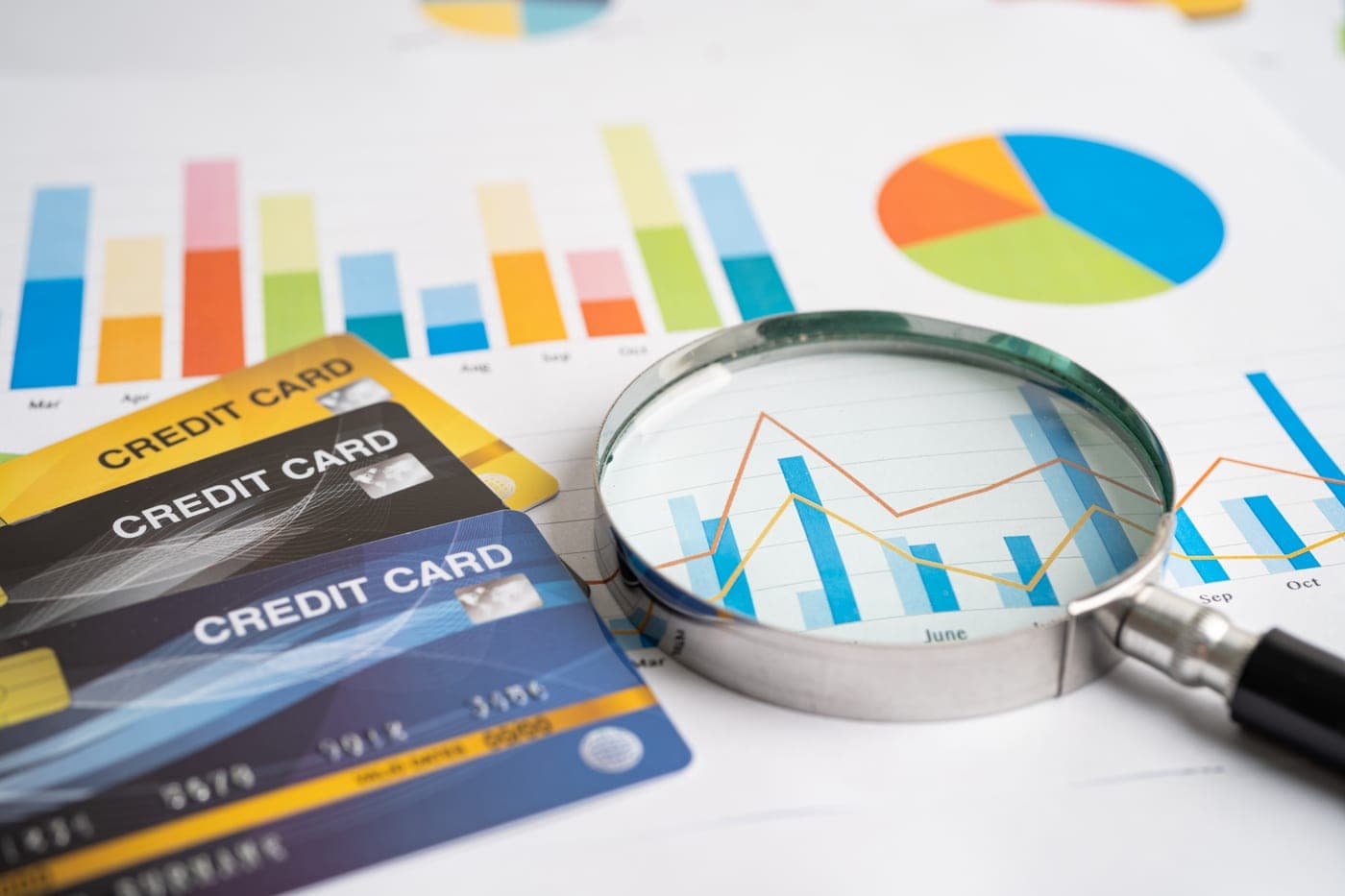 Tarjeta de crédito sobre gráficos financieros